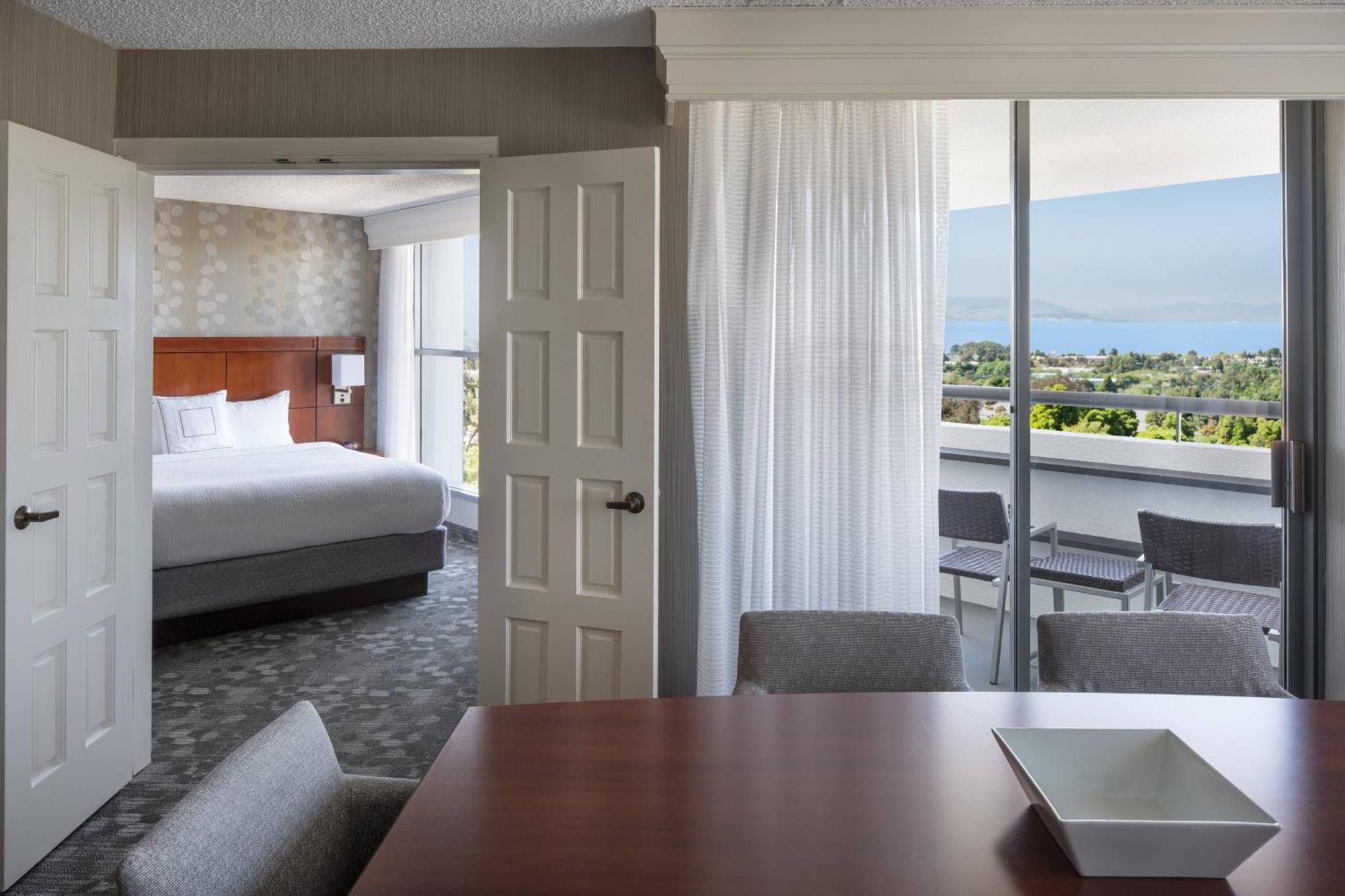 Отель Courtyard By Marriott Richmond Berkeley Экстерьер фото