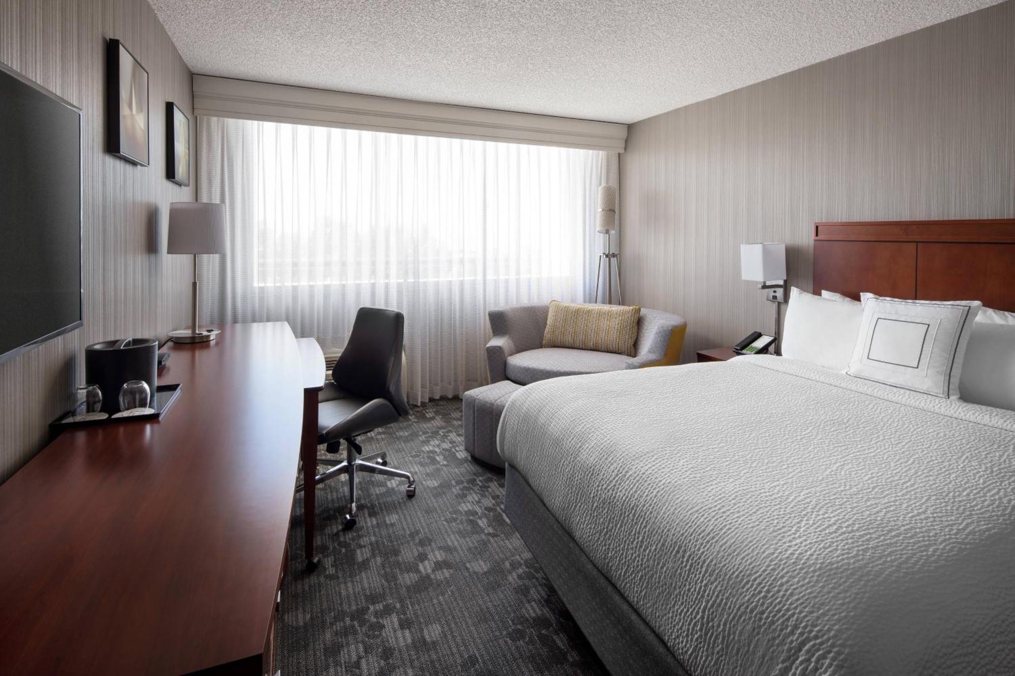 Отель Courtyard By Marriott Richmond Berkeley Экстерьер фото