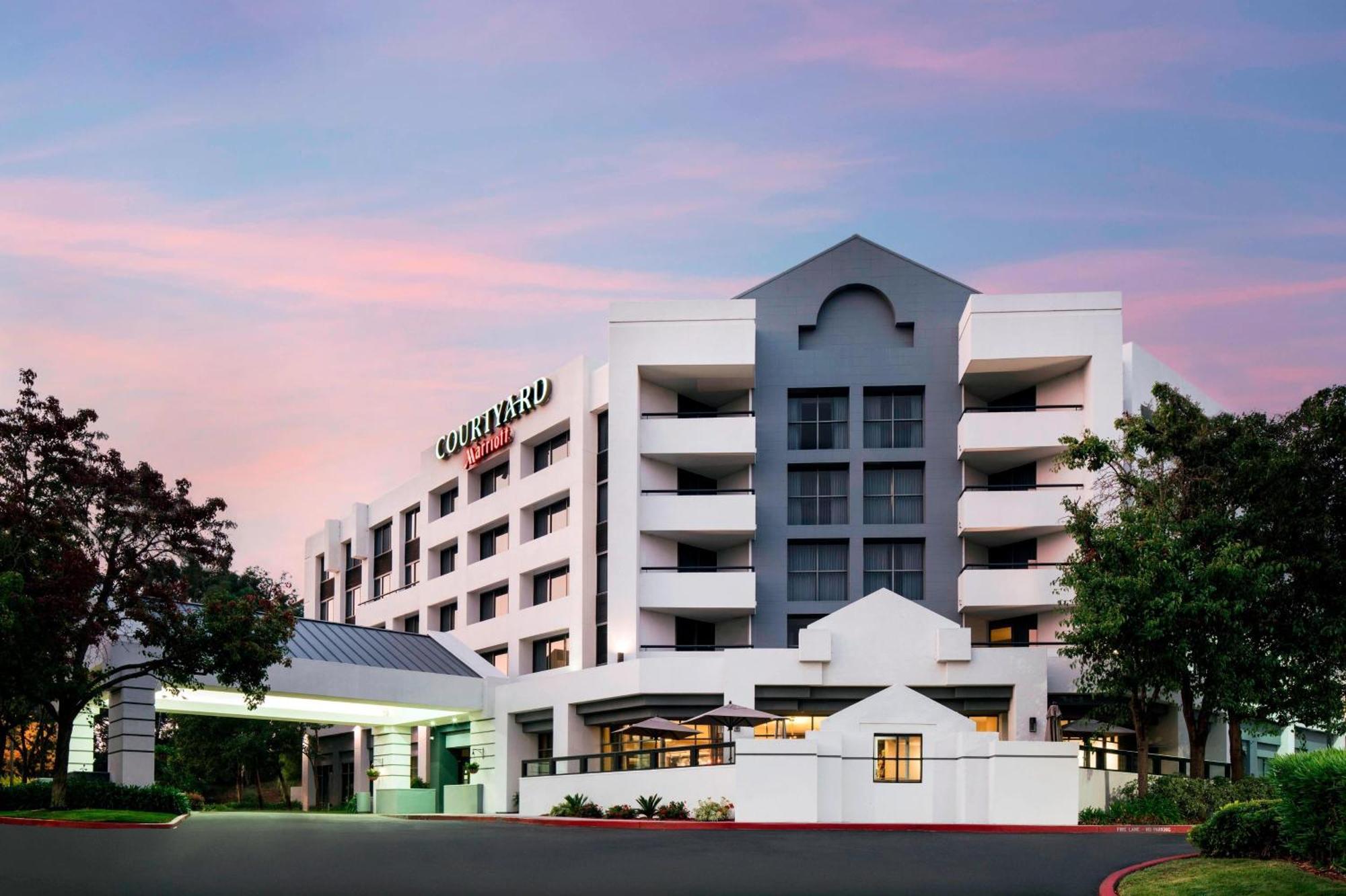 Отель Courtyard By Marriott Richmond Berkeley Экстерьер фото