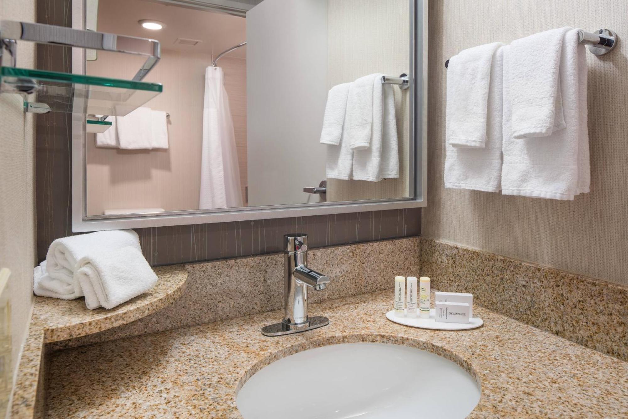Отель Courtyard By Marriott Richmond Berkeley Экстерьер фото
