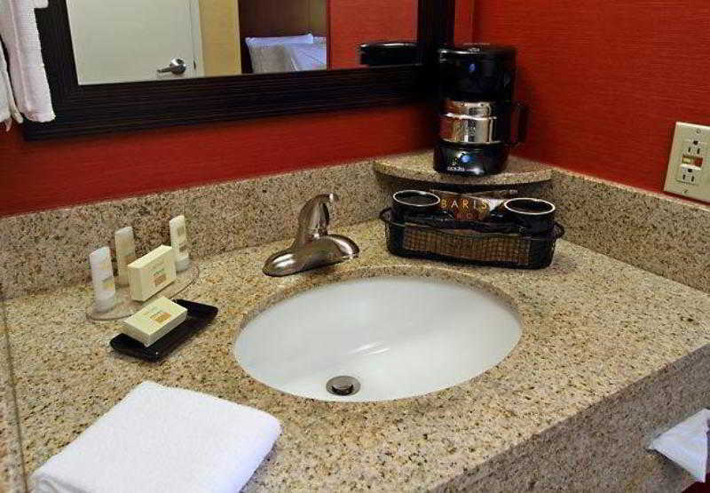 Отель Courtyard By Marriott Richmond Berkeley Экстерьер фото