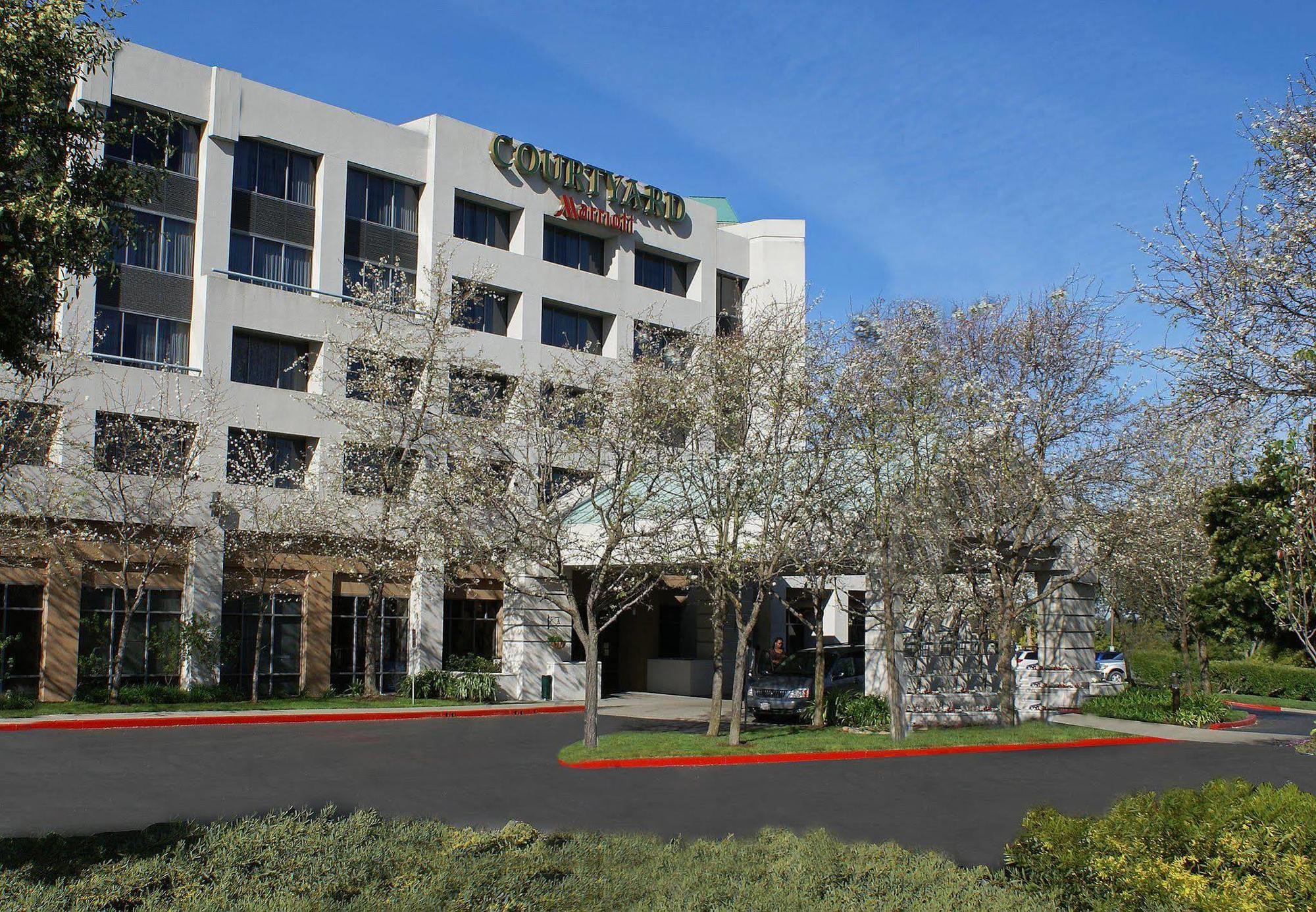 Отель Courtyard By Marriott Richmond Berkeley Экстерьер фото