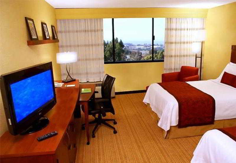 Отель Courtyard By Marriott Richmond Berkeley Экстерьер фото